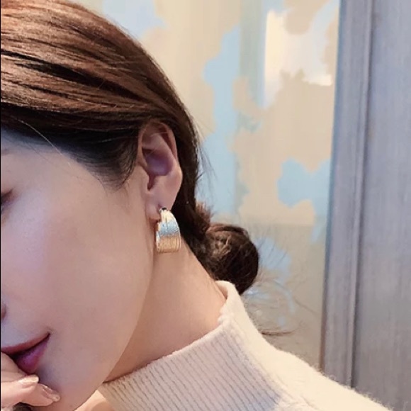 Beautiful Gold Korean C-shaped Earrings - Picture 3 of 6